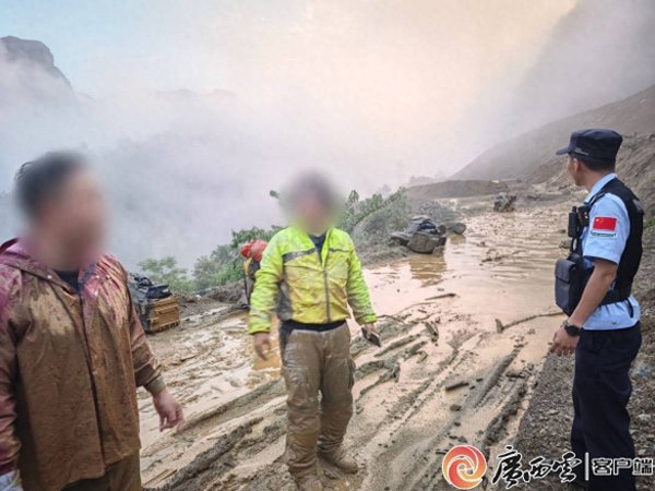 牛客栈策略 边境骑行遇山体滑坡被困，广西民警“拔”出两辆机车！