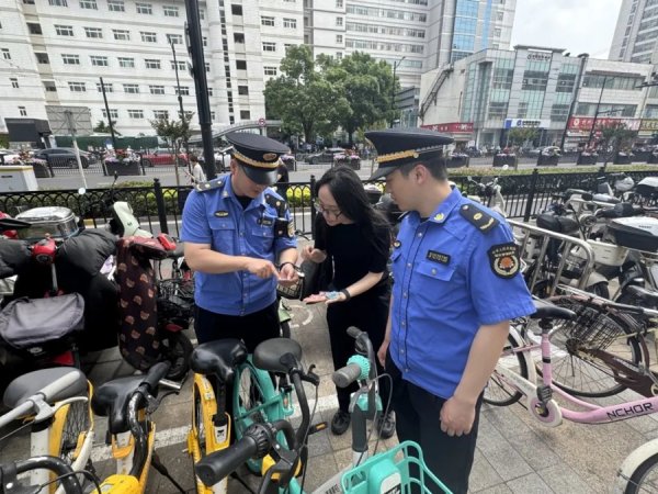 海越互赢 共享单车沦为移动广告位？整治“牛皮癣”，上海城管打出组合拳|城治前沿