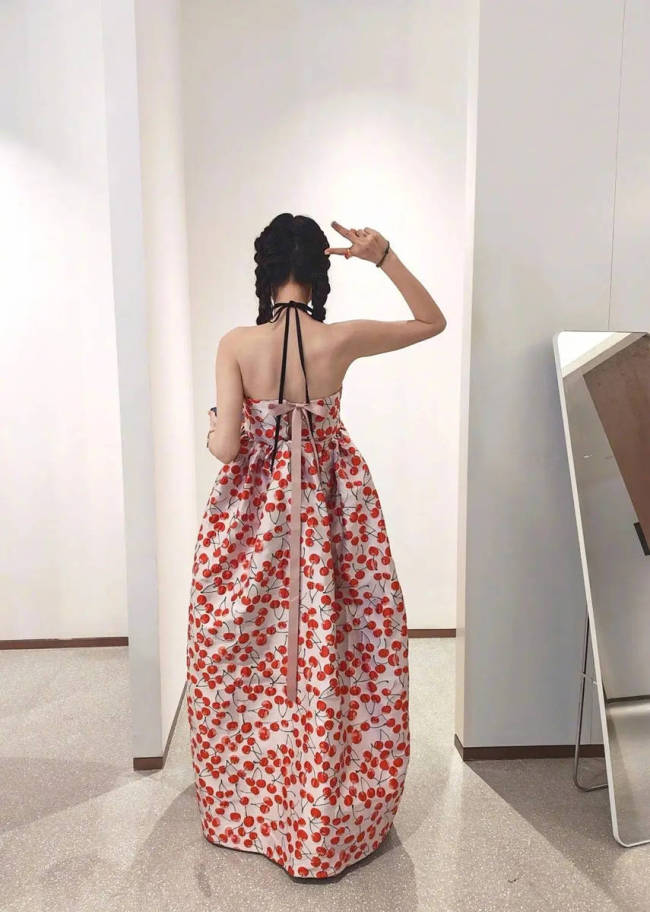 陈乔恩更新美照甜笑迷人！穿抹胸裙大方秀好身材