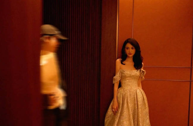 陈乔恩更新美照甜笑迷人！穿抹胸裙大方秀好身材