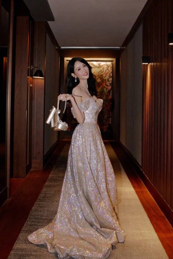 新玺配资 陈乔恩更新美照甜笑迷人！穿抹胸裙大方秀好身材