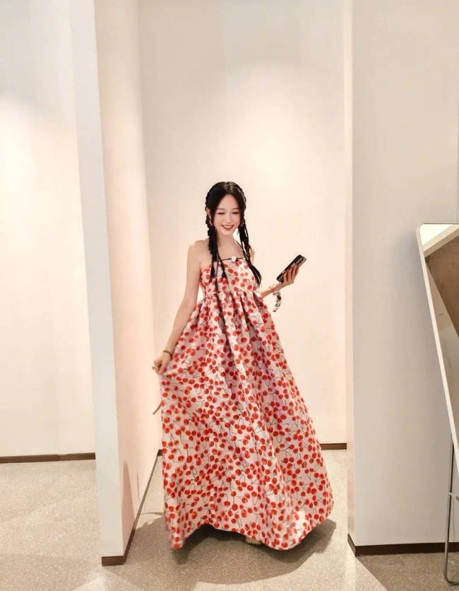 陈乔恩更新美照甜笑迷人！穿抹胸裙大方秀好身材