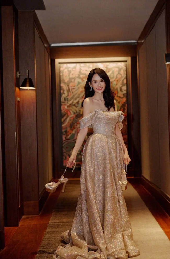 陈乔恩更新美照甜笑迷人！穿抹胸裙大方秀好身材