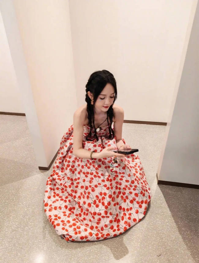 陈乔恩更新美照甜笑迷人！穿抹胸裙大方秀好身材