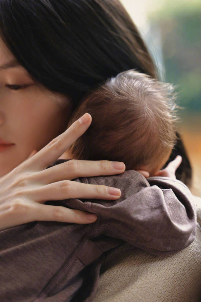 陈伟霆何穗官宣生子喜讯 晒儿子后脑勺超萌