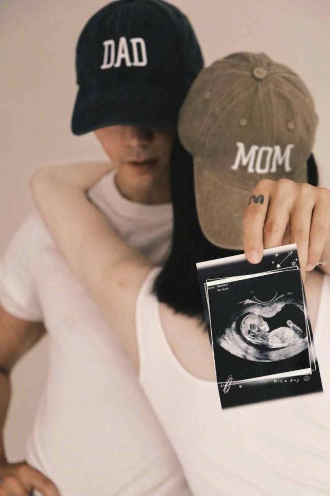 陈伟霆何穗官宣生子喜讯 晒儿子后脑勺超萌