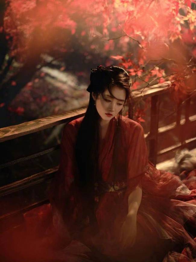 关晓彤身穿古风长裙宛如侠女 手提灯笼美得好突出