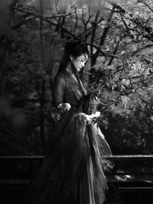 关晓彤身穿古风长裙宛如侠女 手提灯笼美得好突出