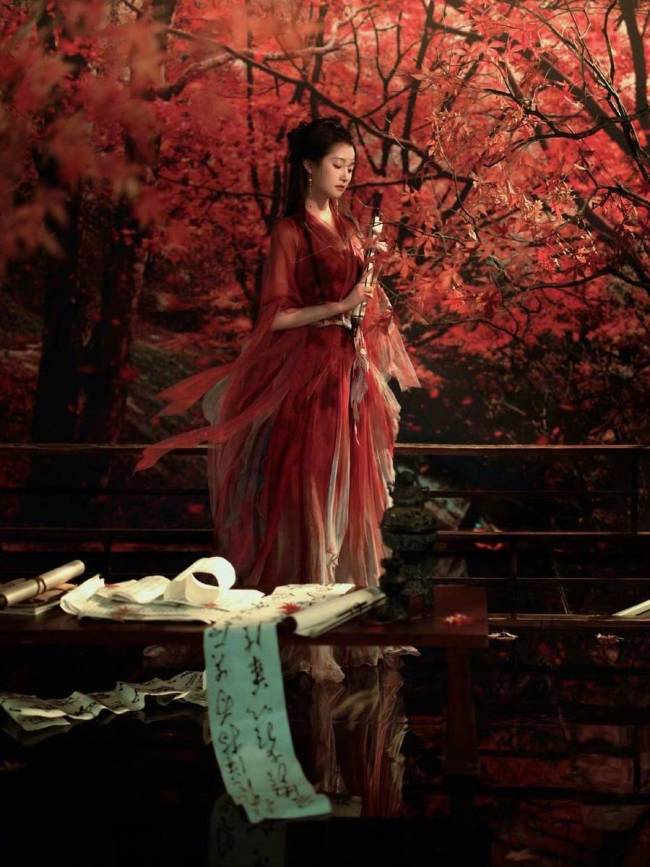 关晓彤身穿古风长裙宛如侠女 手提灯笼美得好突出