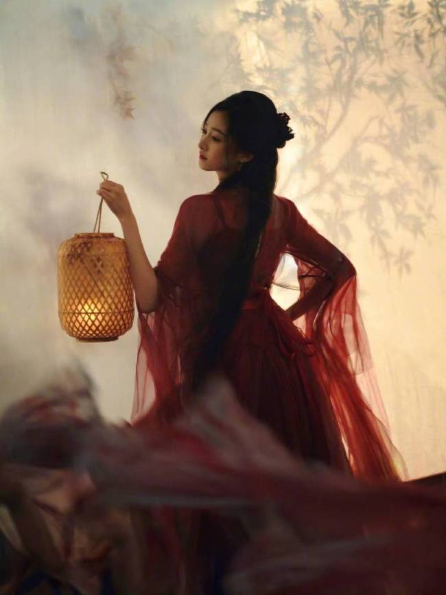 关晓彤身穿古风长裙宛如侠女 手提灯笼美得好突出