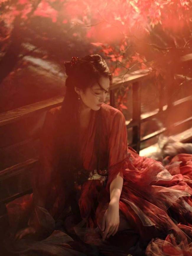 关晓彤身穿古风长裙宛如侠女 手提灯笼美得好突出